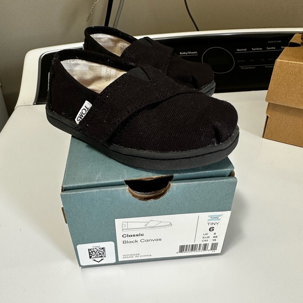 Toms classic black canvas size 6T